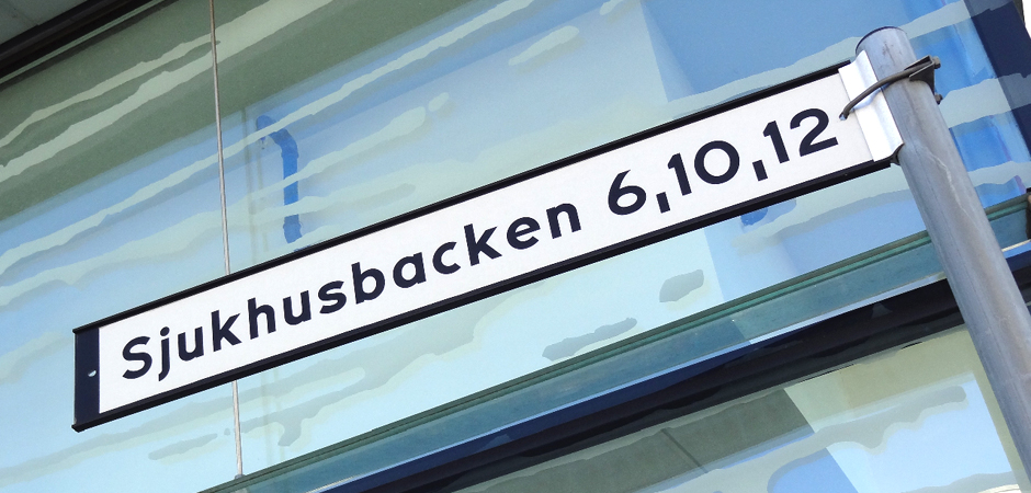 Skylt med adressen Sjukhusbacken.