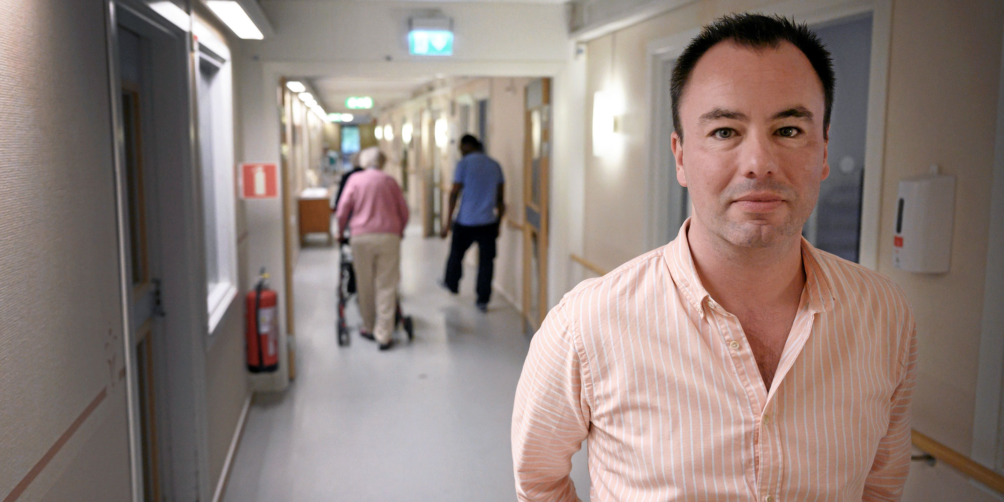 Marcus Gustavsson, chef f&ouml;r ett &auml;ldreboende i G&ouml;teborg st&aring;r i en korridor p&aring; &auml;ldreboendet.