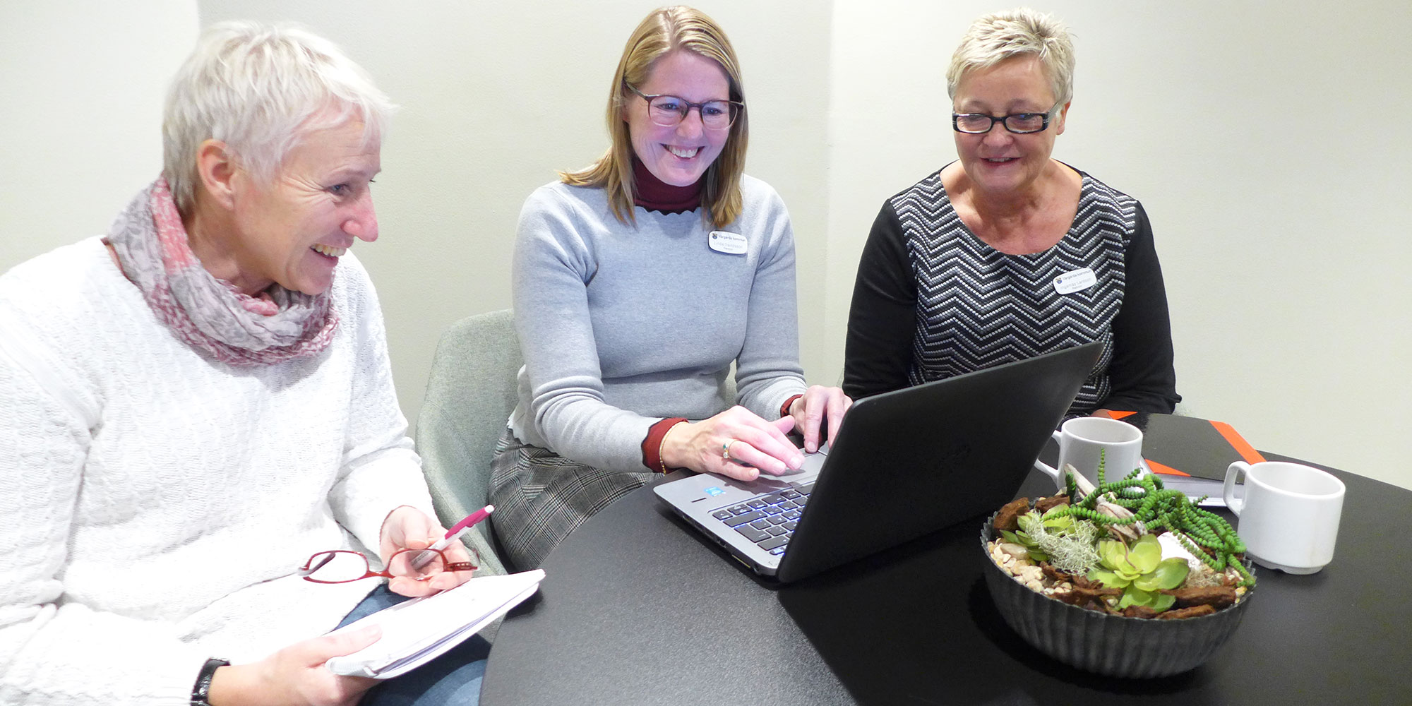 Tre rektorer fr&aring;n V&aring;rg&aring;rda kommun sitter och jobbar med en dator vid ett bord. De tre &auml;r Karin Andersson, Linda Davidsson, Ingamay Larsson.
