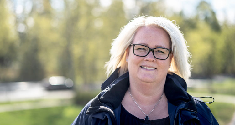 Carina Billfeldt utomhus.