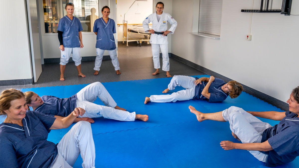 V&aring;rdpersonal tr&auml;nar p&aring; att falla med hj&auml;lp av judo