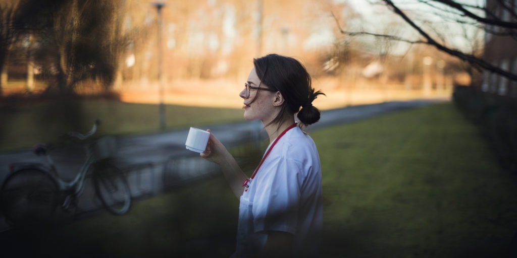 Vårdpersonal tar en lugn paus och dricker kaffe.