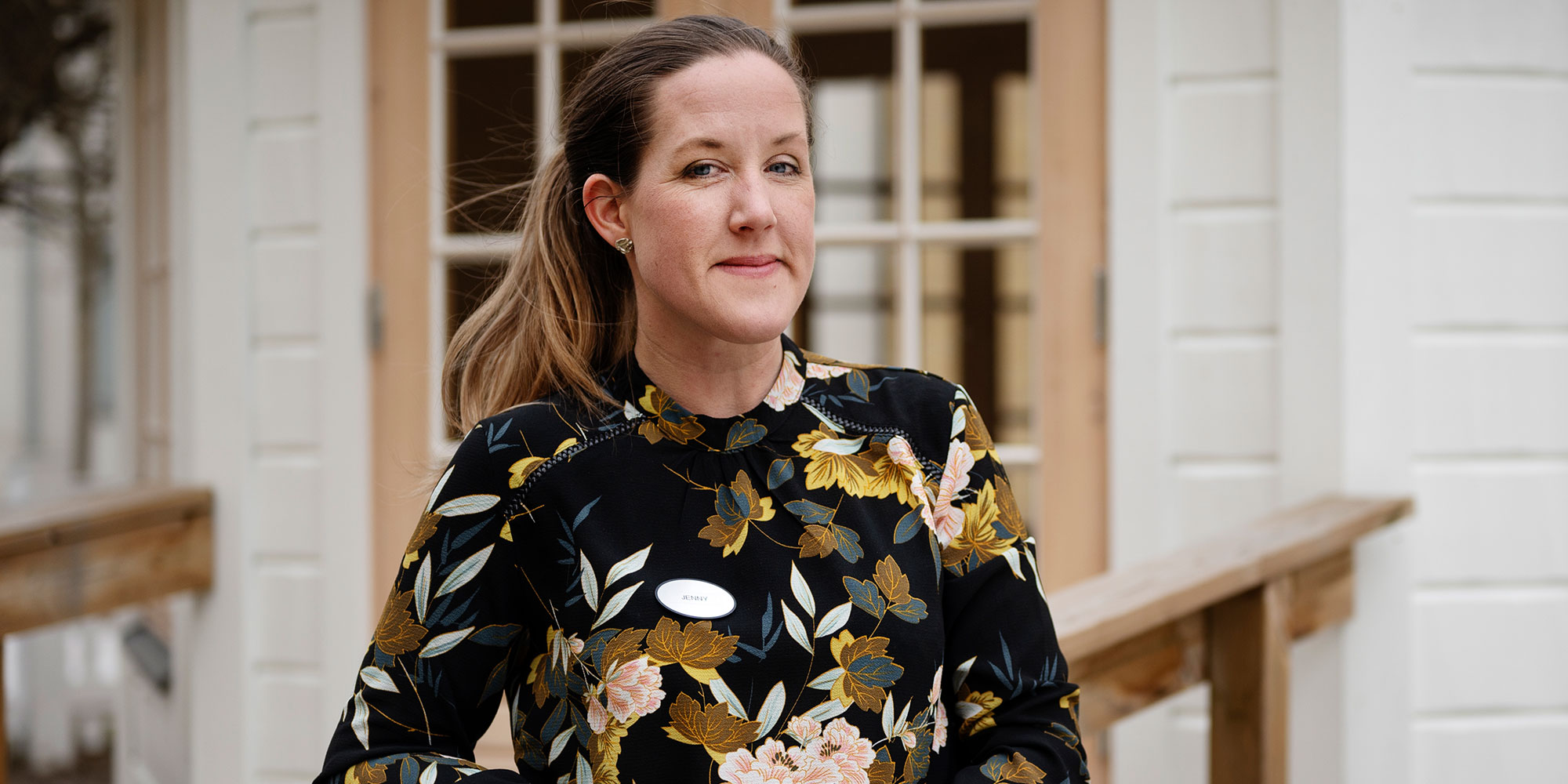 Jenny H&auml;ggstr&ouml;m lutar sig mot ett r&auml;cke utanf&ouml;r sin arbetsplats.