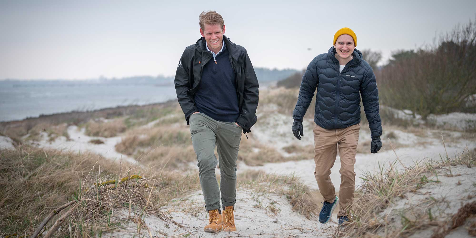 Filip Wiqvist och Anton Larsson promenerar p&aring; Lomma strand.