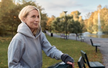 Kvinna som kopplar av i parken.