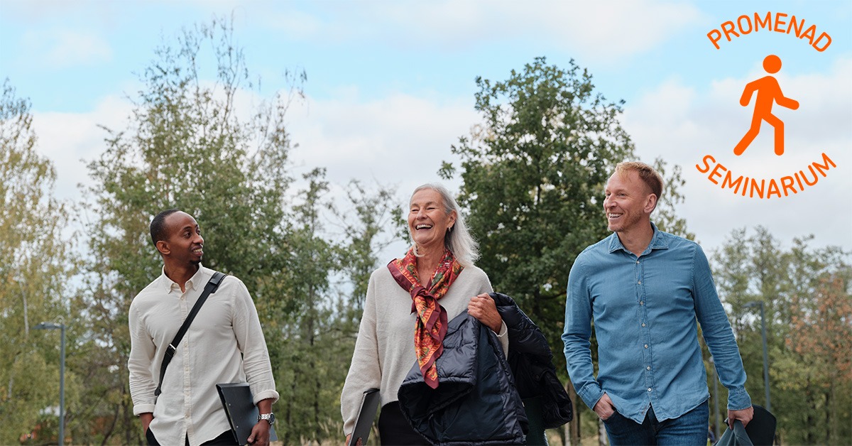 Tre personer promenerar och skrattar i utomhusmilj&ouml;.