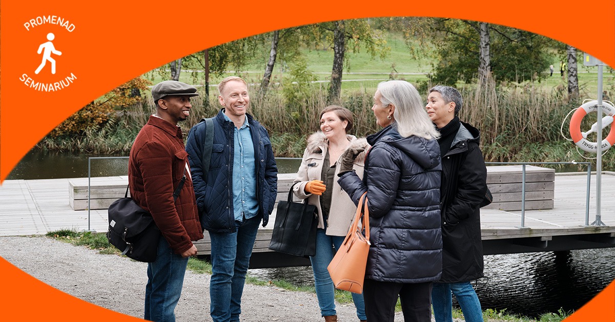 En grupp med personer st&aring;r vi en brygga och samtalar.
