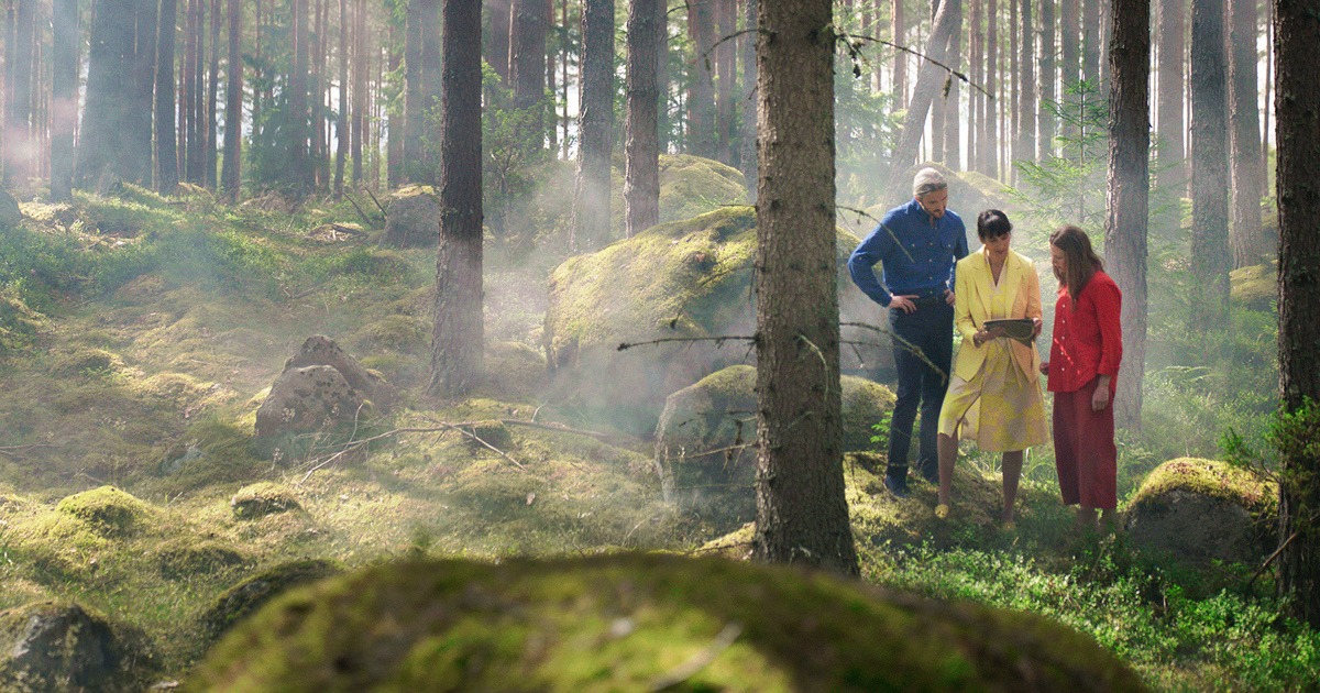 Tre personer i f&auml;rggranna kl&auml;der i en skog - bild fr&aring;n Prehabguiden.