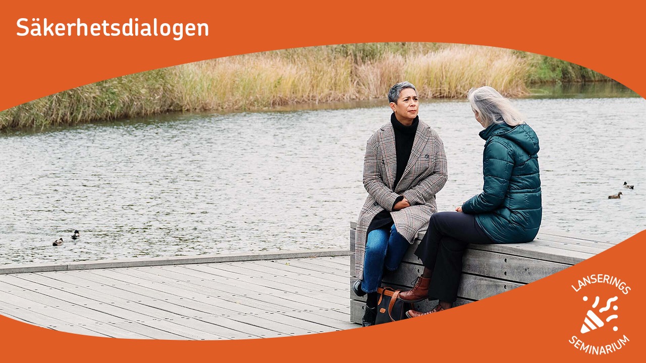 Tv&aring; personer samtalar p&aring; en brygga