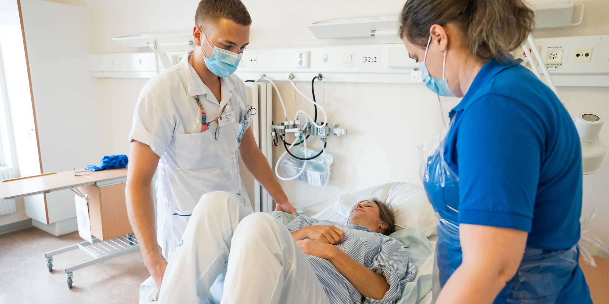 V&aring;rdpersonal hj&auml;lper patient i s&auml;ng, tema s&auml;kra personf&ouml;rflyttningar. 