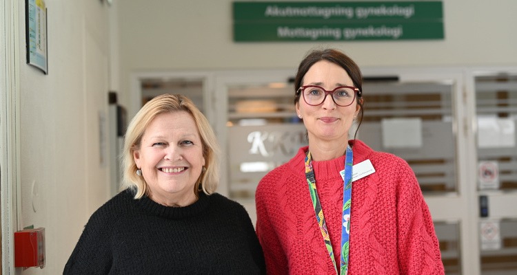 Vårdenhetschefen Anna Petri och skyddsombudet Annelie Almgren framför dörren till gynakuten