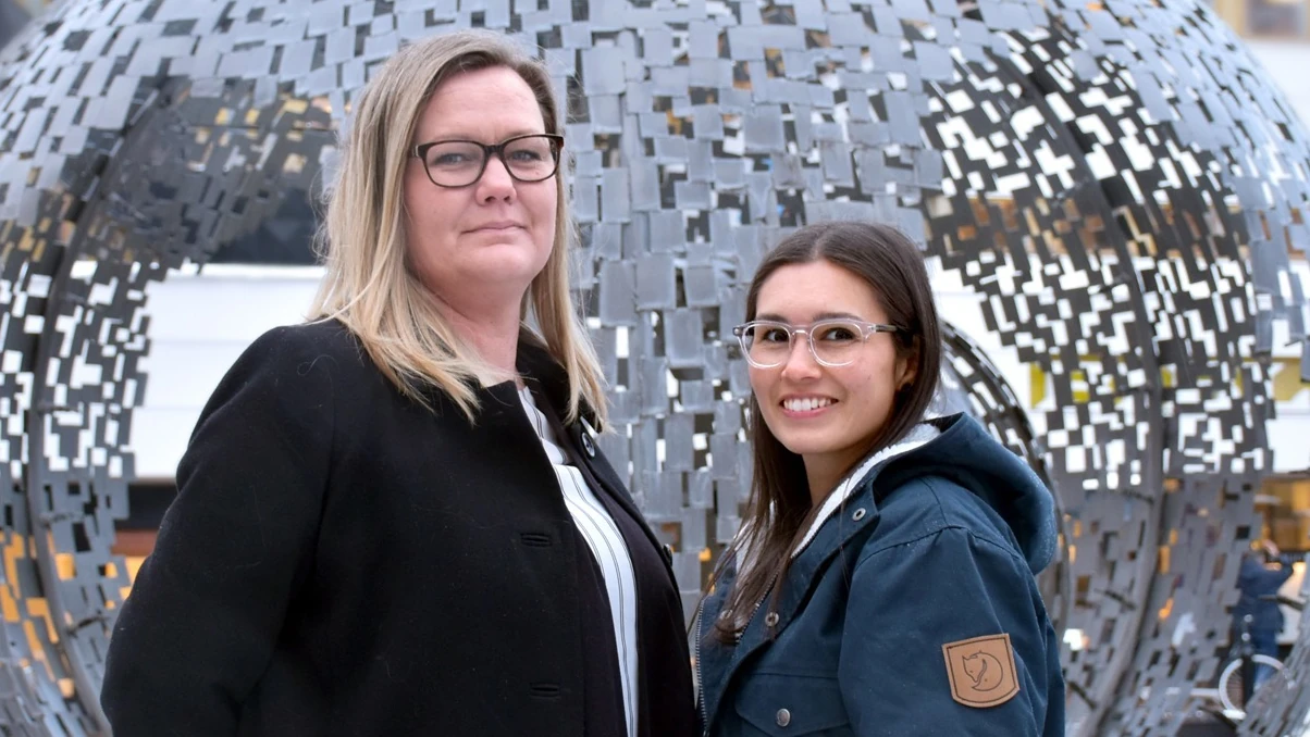 Susanne Hedl&ouml;f och Yvonne &Aring;kerlind utomhus framf&ouml;r rund staty, organisatorisk och social arbetsmilj&ouml;
