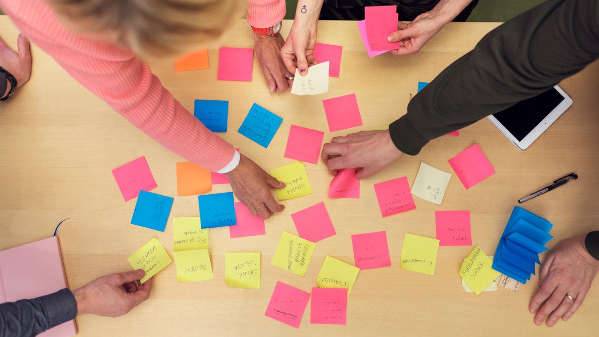 Postitlappar p&aring; bord