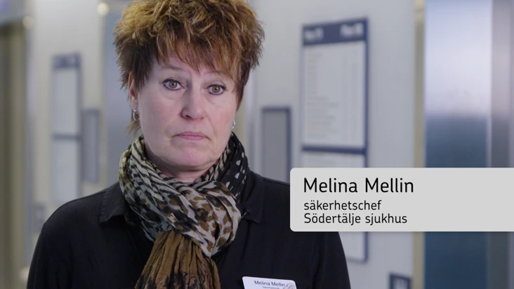 Kvinna som arbetar som s&auml;kerhetschef p&aring; S&ouml;dert&auml;lje sjukhus tittar allvarligt i kameran.