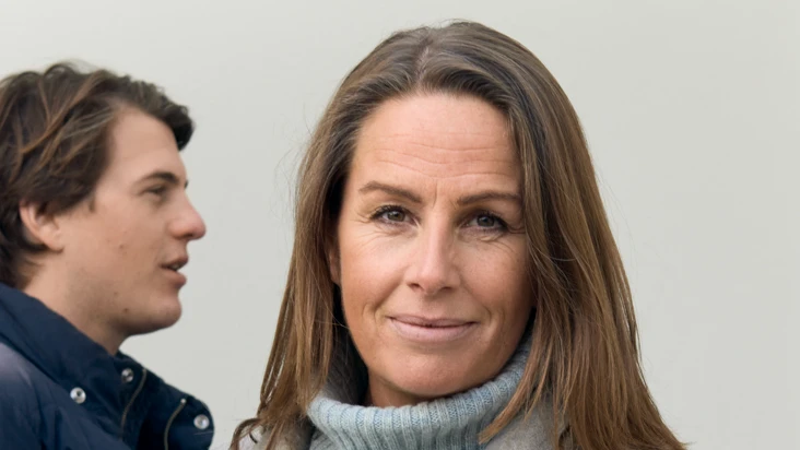 En man och en kvinna som st&aring;r bredvid varandra
