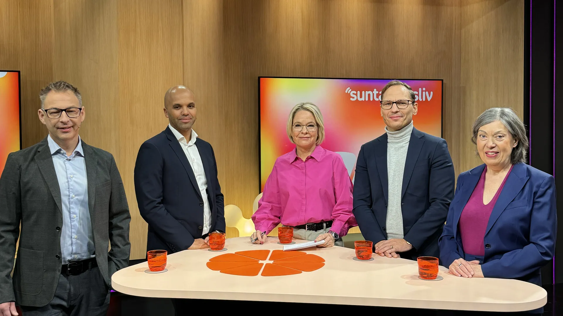 En grupp m&auml;nniskor som st&aring;r runt ett bord