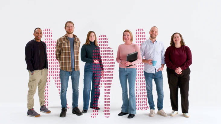 En grupp m&auml;nniskor som st&aring;r bredvid varandra.