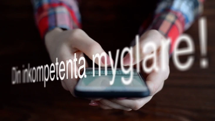 En person h&aring;ller en telefon, och ovanf&ouml;r telefon st&aring;r texten 