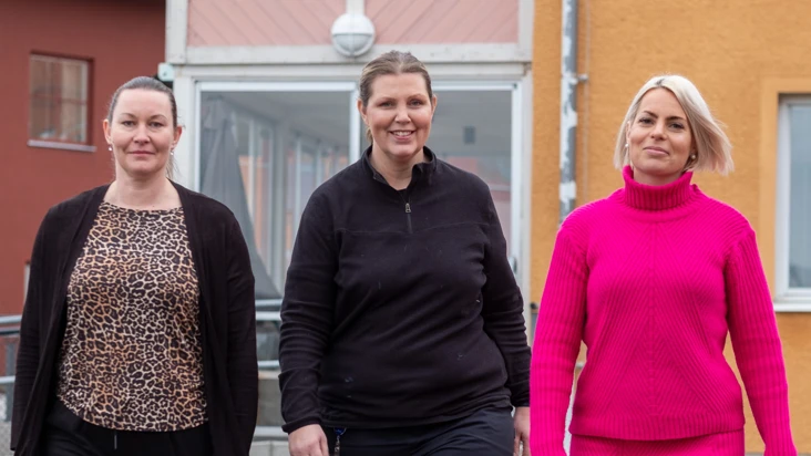 Enhetschef Sandra Edesberg, skyddsombud Johanna Sch&ouml;nning och socialchef Isabella Piva Hultstr&ouml;m jobbar med Chefoskopet. 