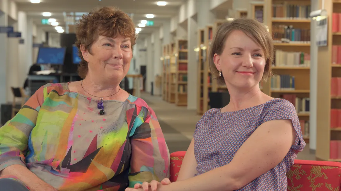Annika H&auml;renstam och Lisa Bj&ouml;rk i en intervjusituation.