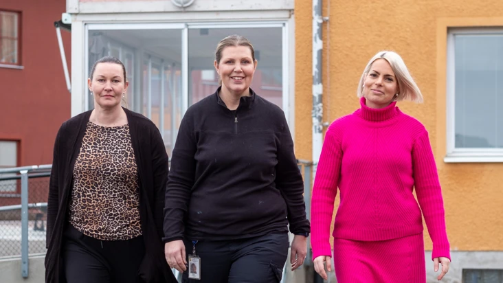 Tre kvinnor g&aring;r utomhus, mot kameran.