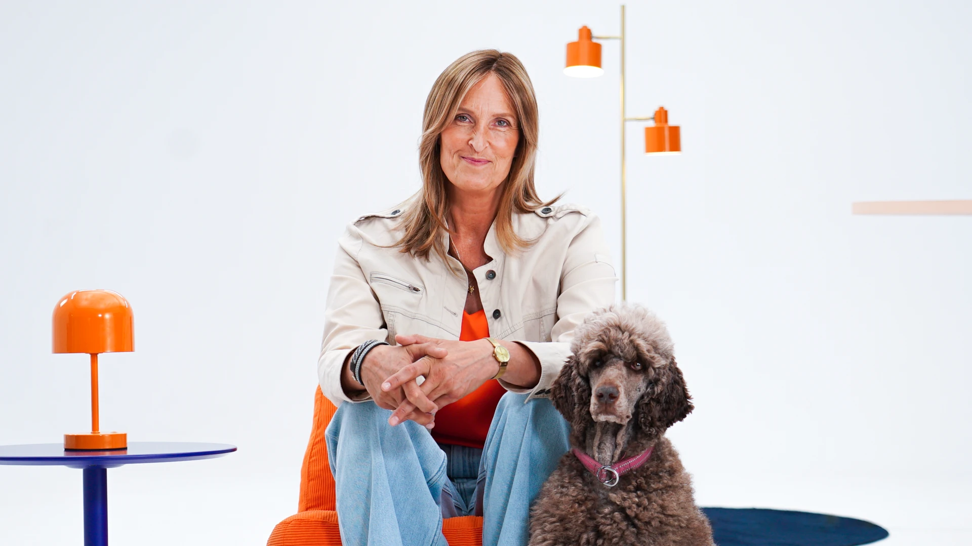 Programledaren Petra Bollvik med sin hund bredvid.