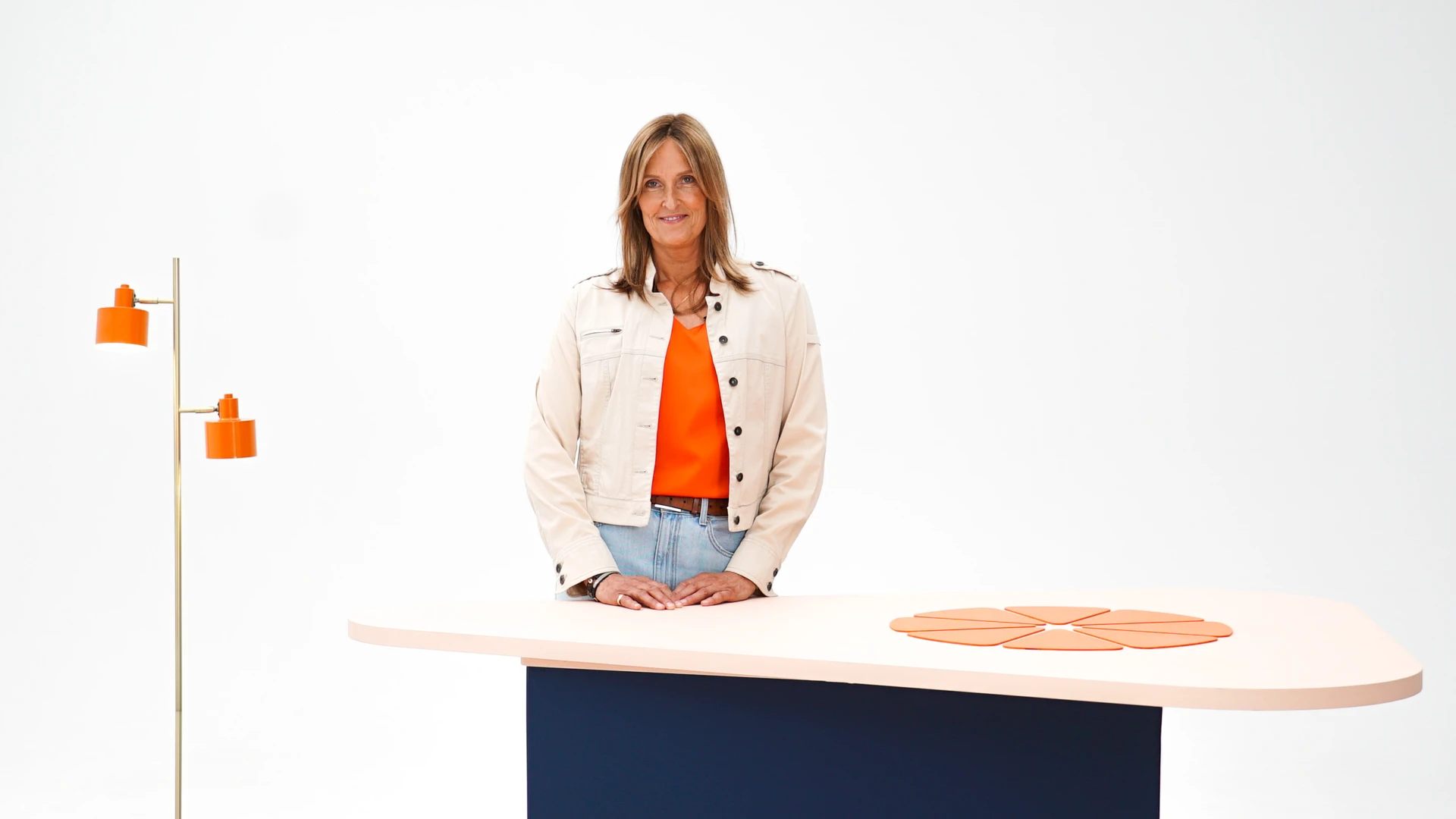 Programledaren Petra Bollvik st&aring;r bakom ett bord.