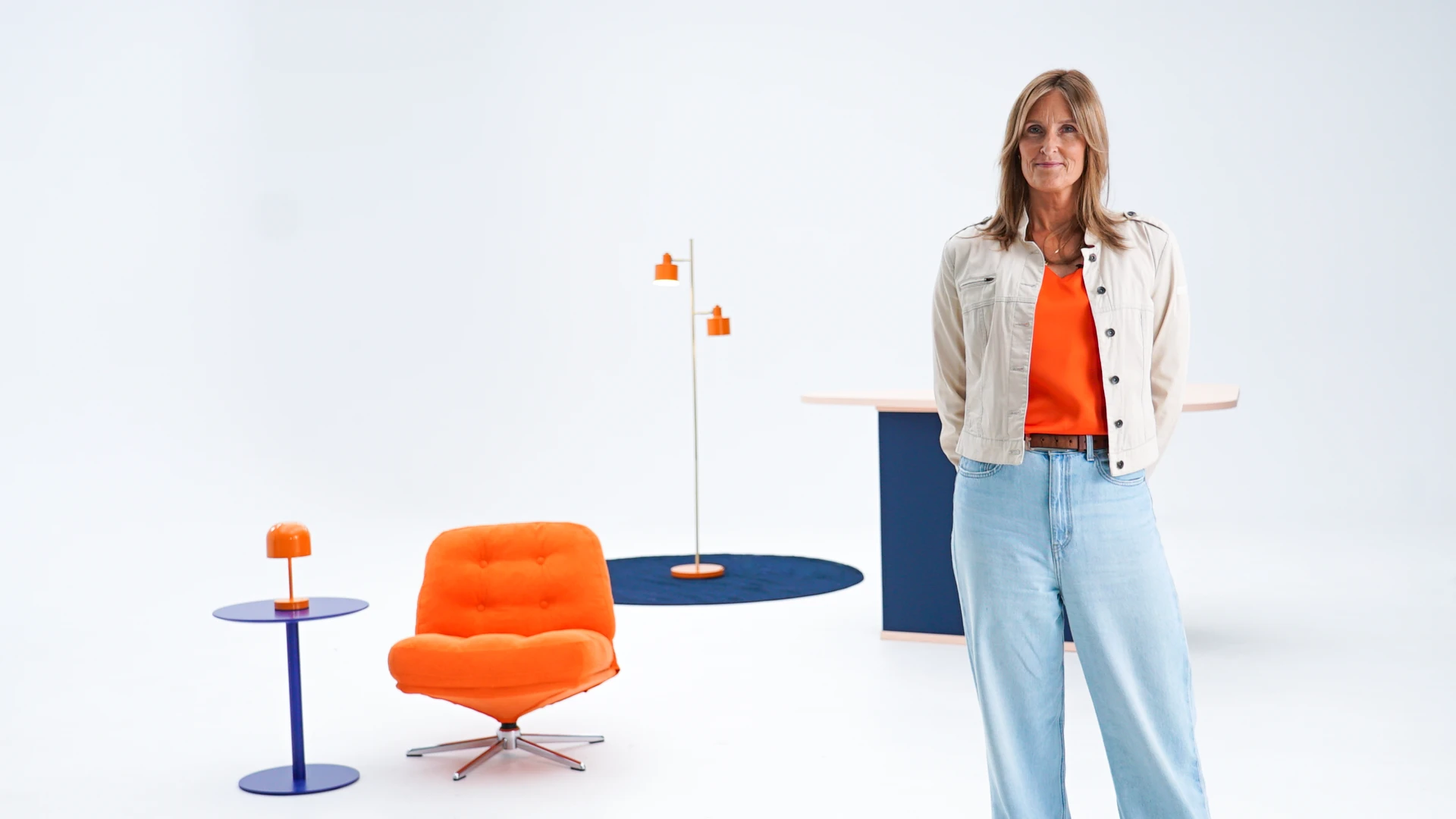 Programledaren Petra Bollvik st&aring;r i studion.
