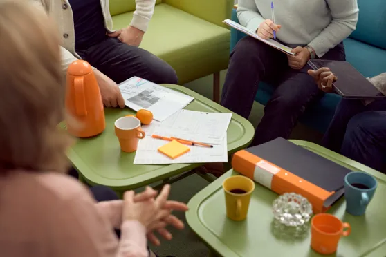 En grupp m&auml;nniskor som sitter runt ett bord