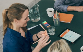 En grupp m&auml;nniskor som sitter runt ett bord.